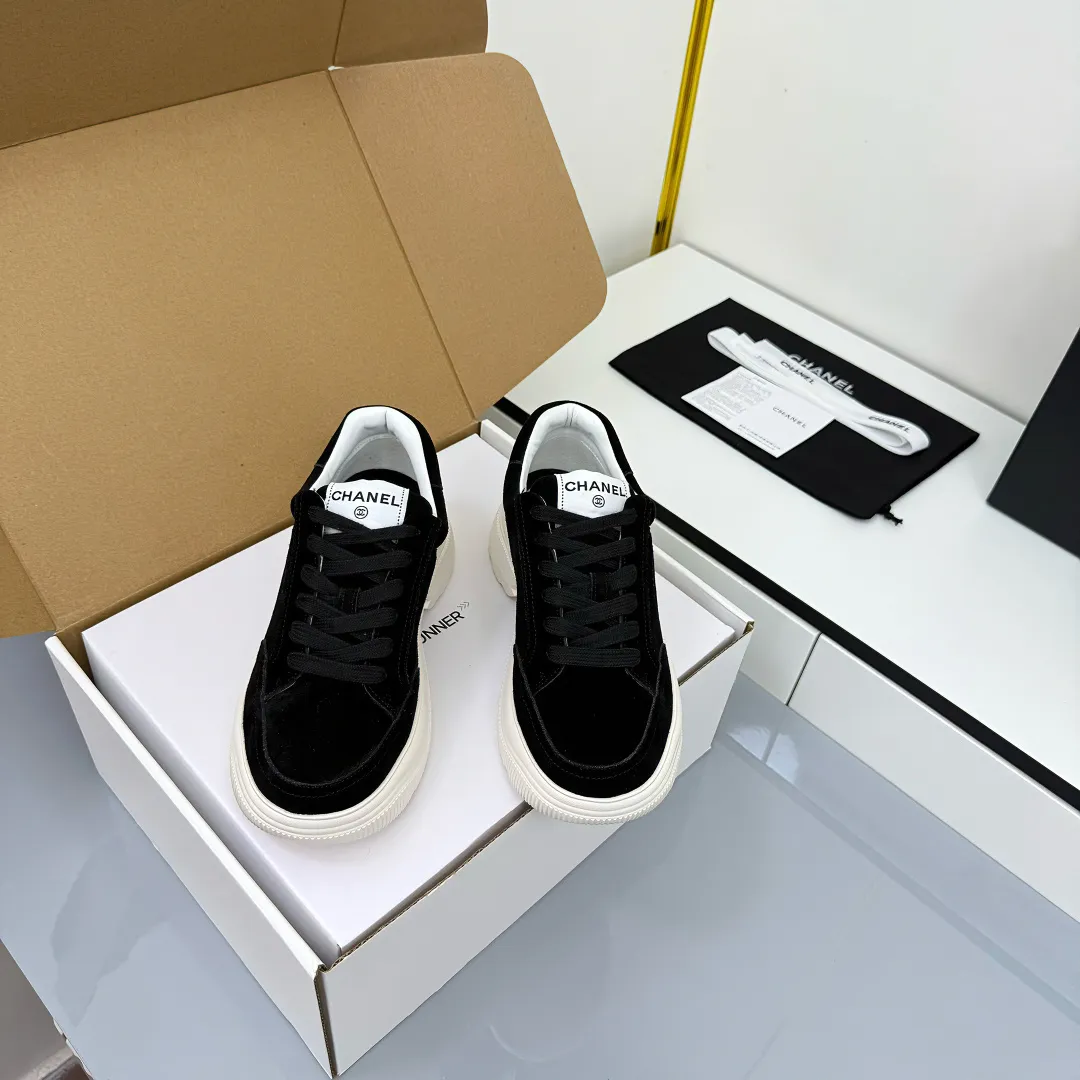 👟👟Ex-factory price 620👟👟 Chanel bread shoes ~ original calfskin panda shoes Chanel 25C latest hot style panda black and white sports shoes casual sneakers Xiaoxiang hot item classic black and white panda color coco girls must pay Fabric: original custom mixed sheepskin lining: original imported breathable mesh lining outsole: Original molded rubber + TPU combination Size: Women's 35-41